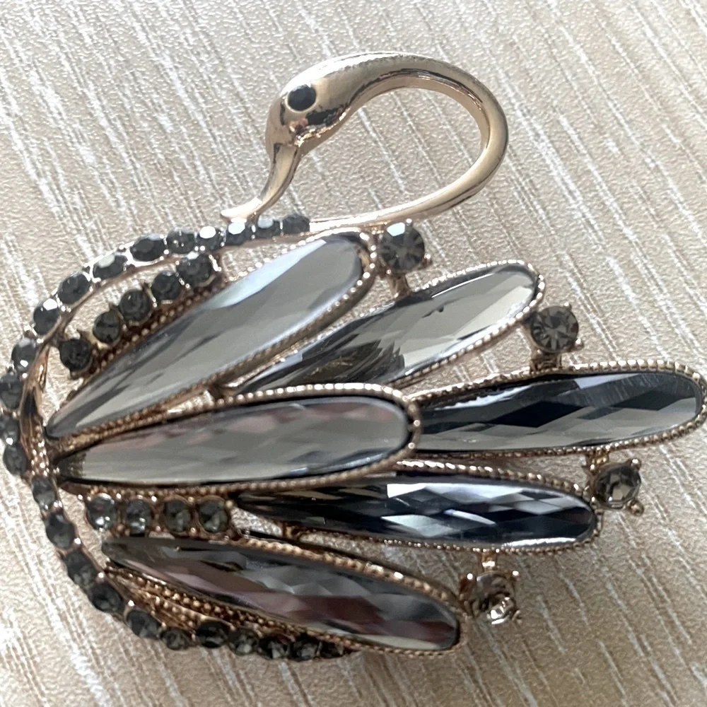 Swan brooch